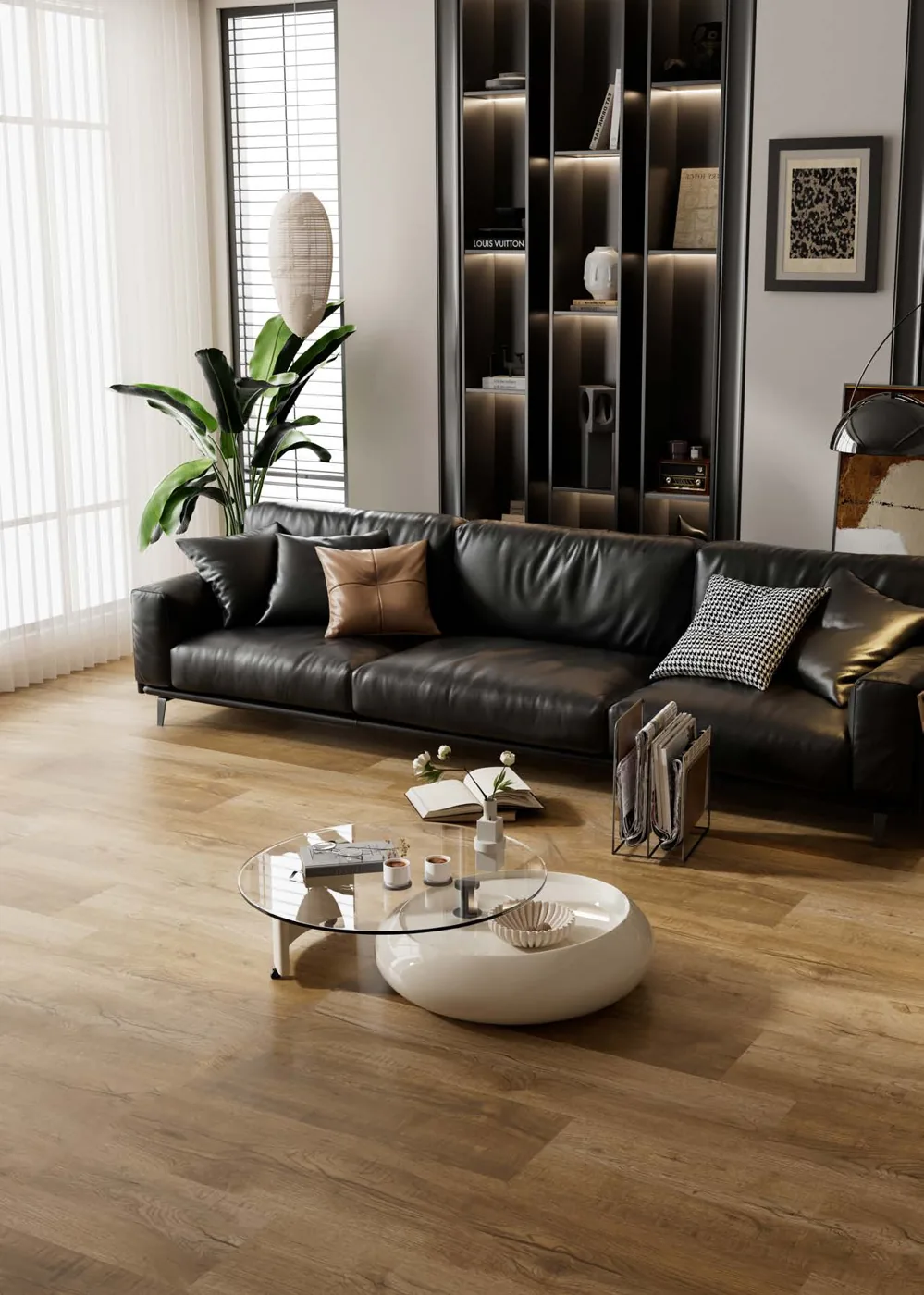 Warmer Holzboden in einem Wohnzimmer mit dunklem Sofa