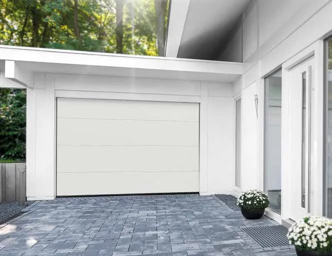 Weißes Sektionaltor von innen in einer Garage