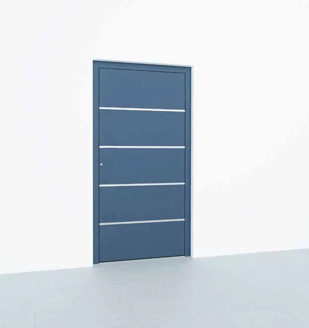 Aluminium-Haustür in Blau mit waagerechten Applikationen