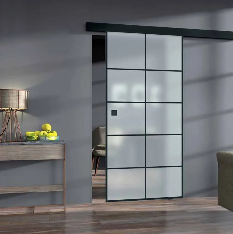 Ganzglas-Schiebetür vor der Wand in einem Wohnraum