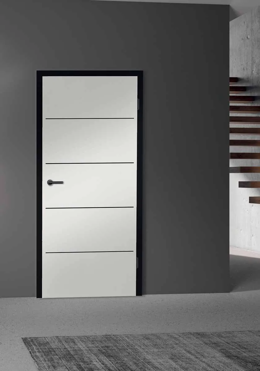 Zimmertür mit Glasausschnitt neben einer Treppe
