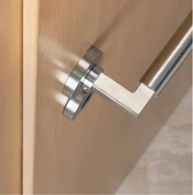 Türgriff an einer Zimmertür in Holzoptik (Detailaufnahme)