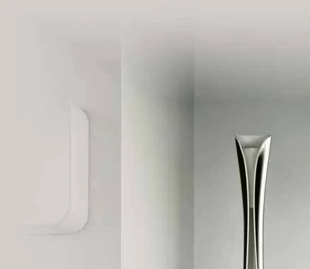 Türgriff an einer weißen Zimmertür (Detailaufnahme)
