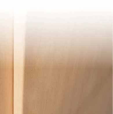 Holzstruktur einer furnierten Zimmertür (Detailaufnahme)